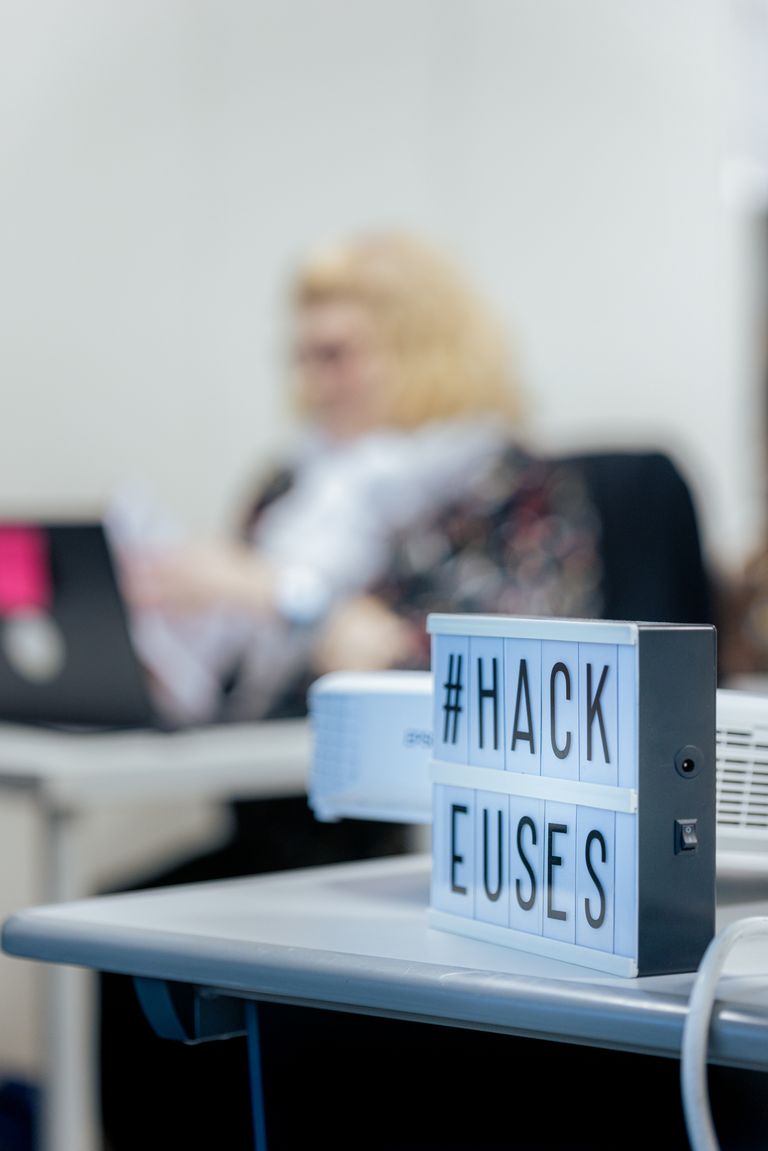 En premier plan il y a le #hackeuses et en second plan une étudiante 