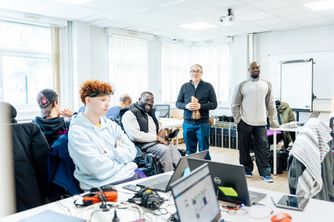 Sur cette photo des jeunes du programme artis participent à un hackathon