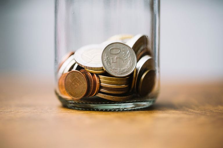 Bocal avec monnaie à l'intérieur