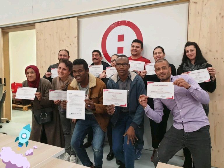 Groupe de personnes ayant obtenu leur certification du progamme refugeek