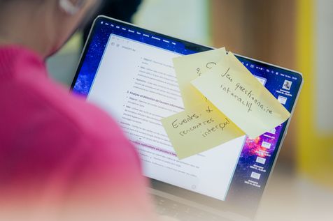 Photo d'ordinateur avec chatgpt en fond ainsi que des post-it sur l'écran