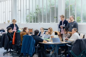 Un groupe de personne très diversifié qui travaille 