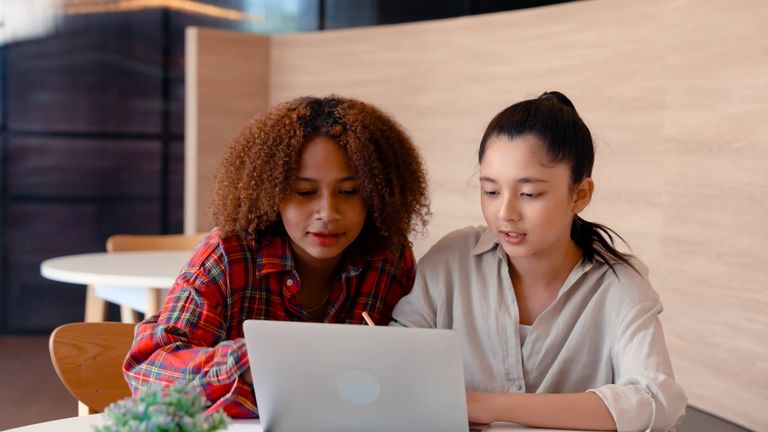 Deux jeunes filles qui travaillent 