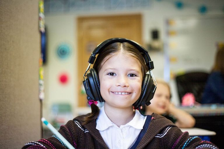 Une petite fille avec un casque