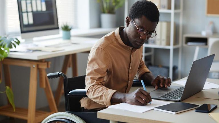 Personne en situation de handicap qui travaille 